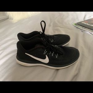 Black nike running shoes